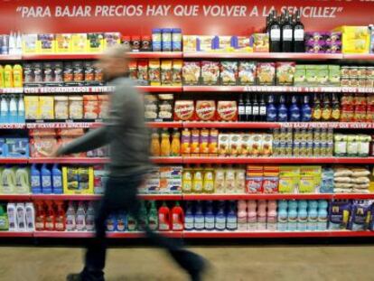 Un hombre pasa ante las estanterias de un supermercado. 