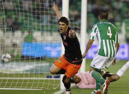 Villa celebra uno de los dos goles que marcó al Betis.