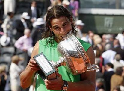 Rafael Nadal, ayer, con el trofeo del torneo Roland Garros.