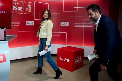 El secretario de Organización del PSN-PSOE, Ramón Alzórriz, y la portavoz del PSN en el Ayuntamiento de Pamplona, Manina Curiel, durante la rueda de prensa de este miércoles.