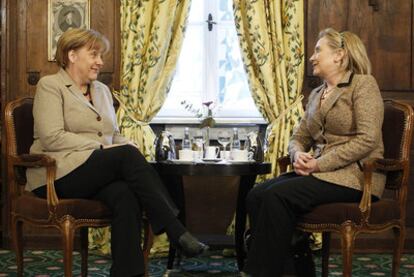 Angela Merkel (izquierda) y Hillary Clinton, ayer en Múnich.