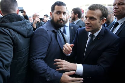 Alexandre Benalla, junto al presidente francés, Emmanuel Macron, el pasado febrero en París.