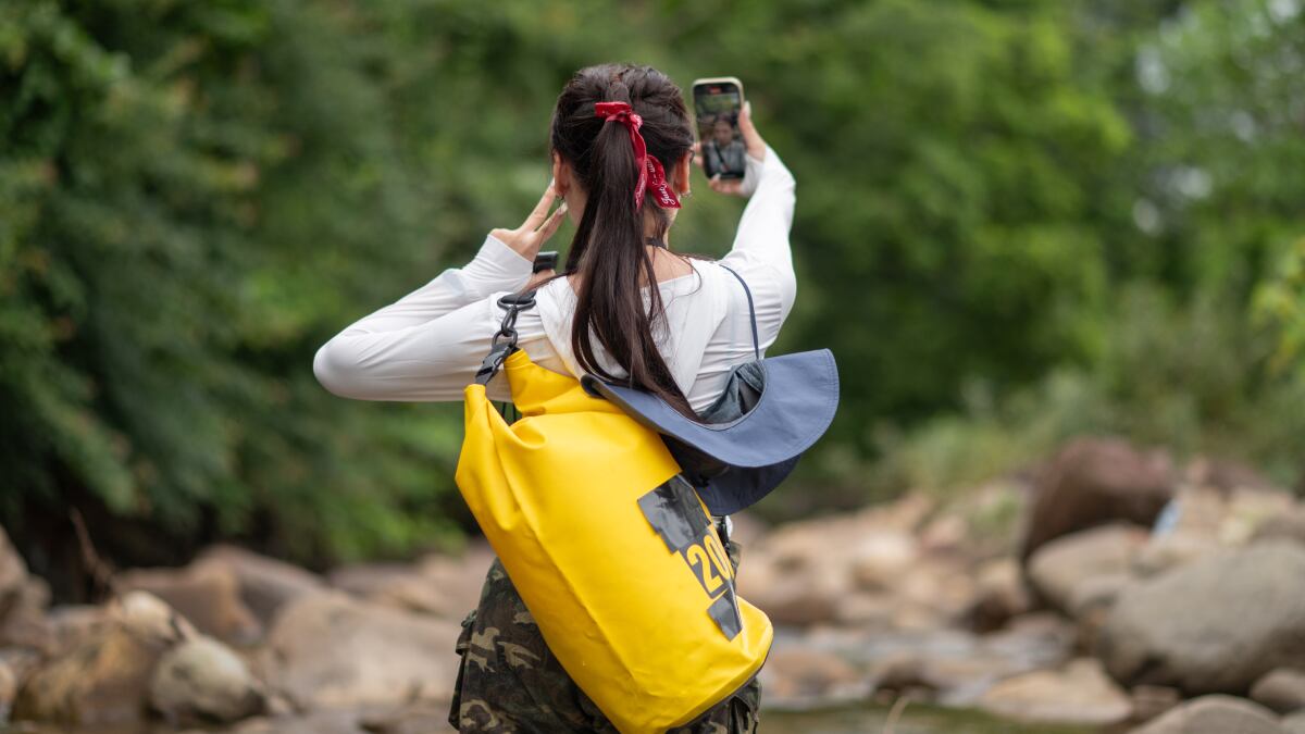 La bolsa estanca más vendida en Amazon que protege el móvil y tus objetos del agua este verano