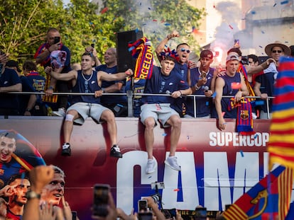 El FC Barcelona celebra el título de Liga por las calles del centro de Barcelona.