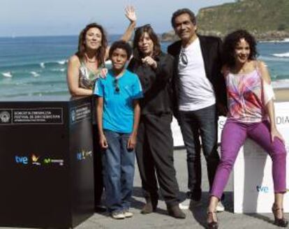 La directora Mariana Rondón, la actriz Samantha Castillo, el joven actor Samuel Lange y los productores del filme durante la presentación de la cinta venezolana "Pelo malo", que compite en la Sección Oficial del Festival de Cine de San Sebastián.