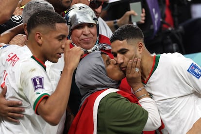 Achraf Hakimi (derecha) y el mediocentro Abdelhamid Sabiri (izquierda) comparten la victoria de Marruecos con sus madres en las gradas del estadio Al-Thumama en Doha (Qatar).