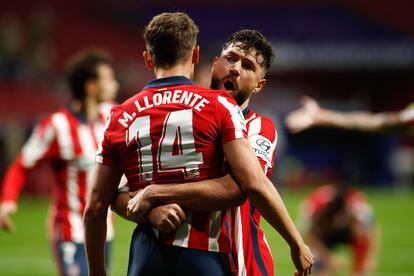 Felipe celebra con Llorente su gol ante el Athletic este miércoles en el Wanda.