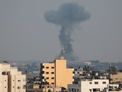 Columna de humo sobre una zona bombardeada por Israel, el sábado en Gaza.