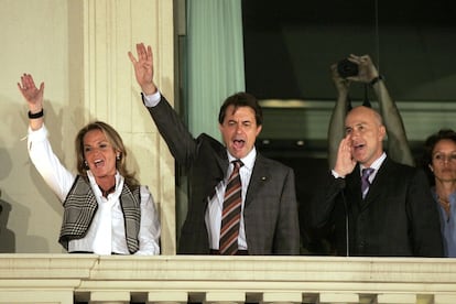 Artur Mas (CDC) con su esposa Helena Rakosnik y Josep Antoni Duran Lleida (UDC) en 2006.