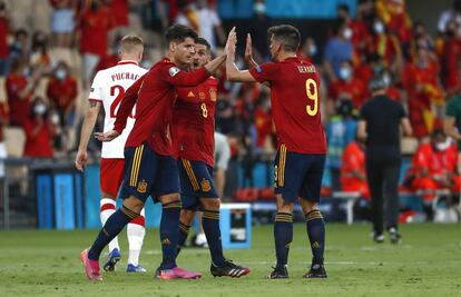 Morata celebra con sus compañeros tras marcar gol.