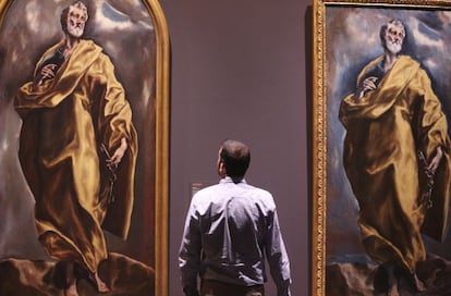 Un visitante observa el 'San Pedro' ( derecha) de El Greco junto al 'San Pedro' de su taller, en la exposición 'El Greco: Arte y Oficio' , en el museo de Santa Cruz de Toledo.