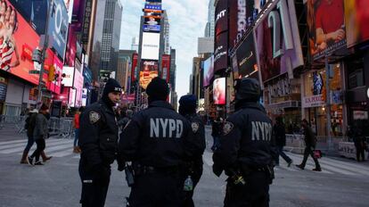 Agentes de la polic&iacute;a de Nueva York en Times Square