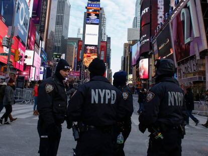 Agentes de la polic&iacute;a de Nueva York en Times Square