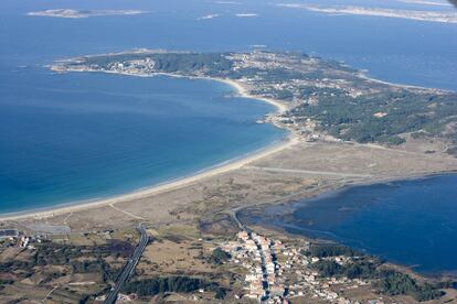 Vista aérea de la playa de A Lanzada y de la península de O Grove, en Pontevedra.