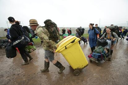 ¿Y qué hace este hombre con un contendor de reciclaje? Quizás sea un miembro de la organización o una persona con unos principios ecológicos tan firmes que se ve obligado a llevaer su propio contenedor. En todo caso, ¡bravo por el!