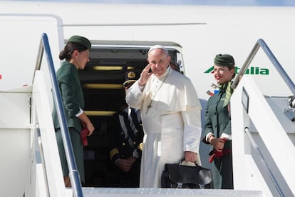 El papa Francisco saluda mientras embarca en el avión que le trasladará a Colombia este miércoles.