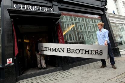 El quebrado grupo financiero Lehman Brothers Holdings venderá en la prestigiosa casa de subastas británica Christie's  parte de su colección de arte, que incluye obras de Gerhard Richter y Maya Lin, con la esperanza de poder devolver millones de dólares a sus acreedores. En la imagen, dos personas introducen en Christie's el cartel de su antigua sede, que también saldrá a subasta.