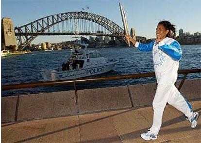 La atleta Cathy Freeman porta la llama olímpica.