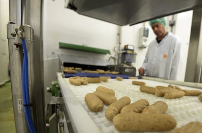 Salchichas tipo bratwurst elaboradas a base de proteínas microbianas en Quorn Foods (Reino Unido).
