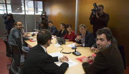 Reunión de la comisión, ayer. En primer término, el alcalde.