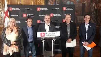 El segundo teniente de alcalde, Jaume Collboni, con los regidores del grupo Demócrata, Barcelona en comú, ERC y Ciutadans.