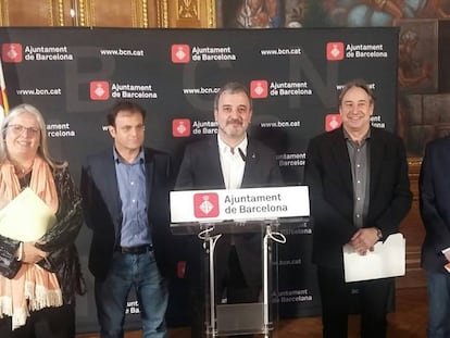 Jaume Collboni amb els regidors del grup Demòcrata, BComú, ERC i Ciutadans.