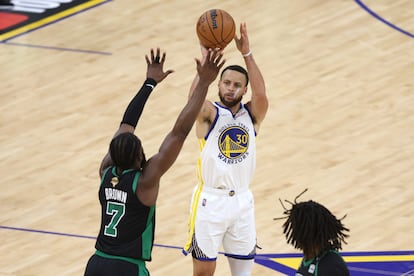 Stephen Curry lanza un triple ante Jaylen Brown durante las finales de la NBA de la temporada 2021-22.