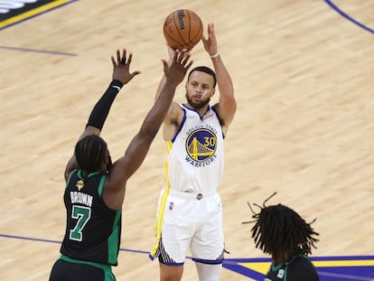 Stephen Curry lanza un triple ante Jaylen Brown durante las finales de la NBA de la temporada 2021-22.