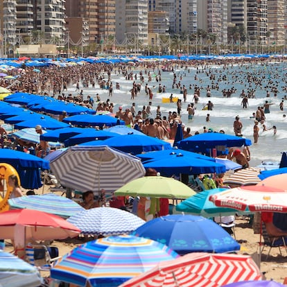 -FOTODELDÍA- GRAFCVA2063. BENIDORM (ALICANTE), 26/07/2024.- Vista general de la playa de Levante de Benidorm con gran afluencia de público en este último viernes de julio en el que se siguen registrando temperaturas muy altas en gran parte del país. EFE/Morell
