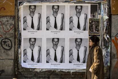 Carteles con fotos de Bimba Bosé en las calles de Madrid, con la misma foto que luego David Delfín imprimiría en sus camisetas.