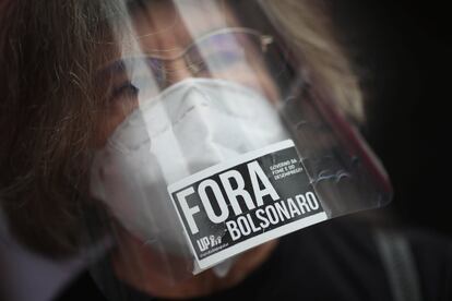 Una mujer protesta contra la Administración del presidente Jair Bolsonaro durante las celebraciones del Día de la Independencia, en Río de Janeiro.