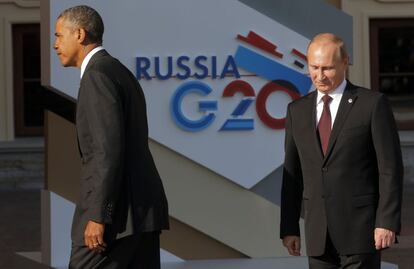 El presidente estadounidense, Barack Obama (i), después de saludar al presidente ruso, Vladimir Putin, a su llegada a la cumbre del G20 que se celebra en el Palacio de Constantino de San Petersburgo (Rusia).