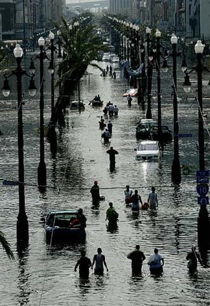 Decenas de personas caminan por Canal Street, en el centro de Nueva Orleans.