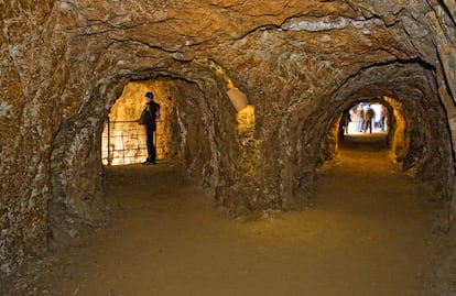 Visitantes en la mina La Jayona, en la localidad de Fuente del Arco, a unos 20 kilóemtros de Llerena.