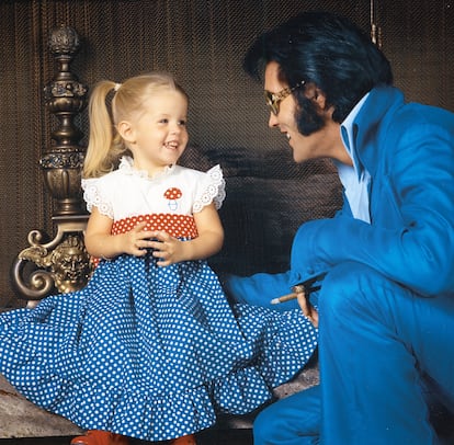 Lisa Marie junto a su padre, Elvis Presley, en una de las fotos que aparece en el libro de memorias 'Desde aqu a lo desconocido'.