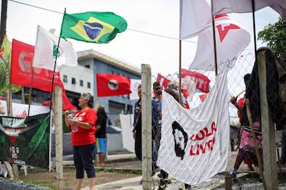 Manifestantes na vigília "Lula Livre" em Curitiba. 