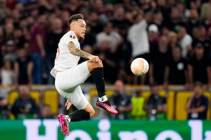 Lucas Ocampos controla el balón, durante la final.