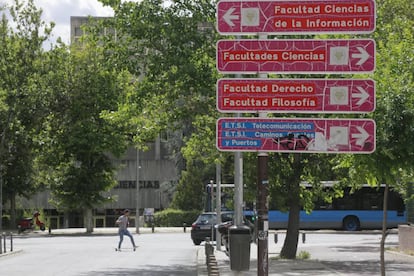 Facultad de Ciencias de la Información (al fondo) de la Universidad Complutense de Madrid.  
 
 