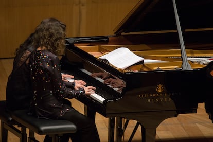 Las hermanas Labèque tocando a cuatro manos el inicio de ‘Mi madre, la oca’, de Ravel, el lunes en Zaragoza.