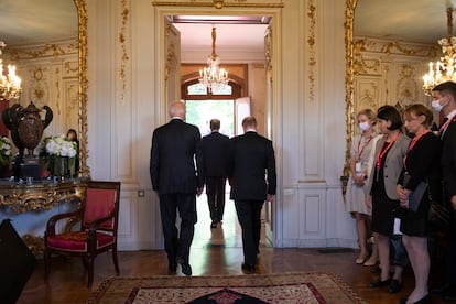 Putin y Biden con el presidente de Suiza, Guy Parmelin, en la Villa la Grange, en Ginebra, este miércoles.