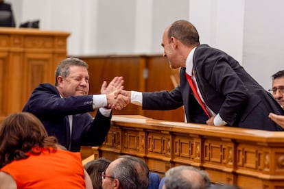 El socialista Emiliano García-Page (izquierda) felicita a Pablo Bellido tras ser elegido este presidente de las Cortes de Castilla-La Mancha.