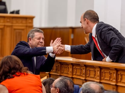 El socialista Emiliano García-Page (izquierda) felicita a Pablo Bellido tras ser elegido este presidente de las Cortes de Castilla-La Mancha.