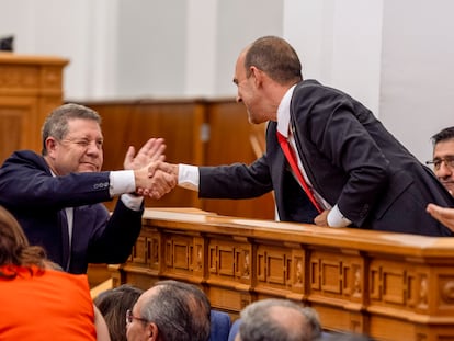 El socialista Emiliano García-Page (izquierda) felicita a Pablo Bellido tras ser elegido este presidente de las Cortes de Castilla-La Mancha.