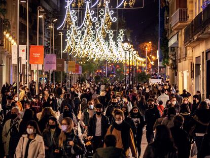 Centenares de personas pasean por la calle Portal del Àngel, en el centro de Barcelona, este lunes.