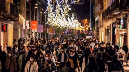 Christmas shoppers in the center of Barcelona.