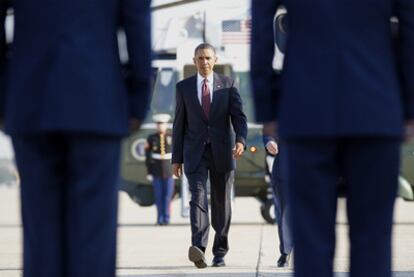 El presidente Barack Obama, minutos antes de embarcar en el <i>Air Force One</i> en la base aérea de Andrews.