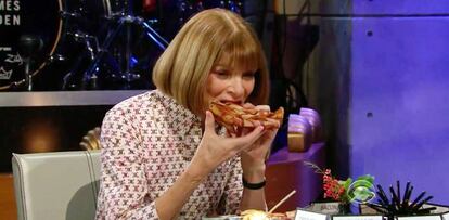 Anna Wintour, da una mordida a una pizza.