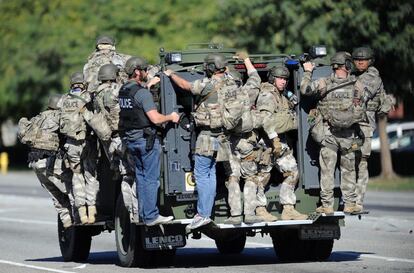 Un veh&iacute;culo de los SWAT llega a la escena del tiroteo.