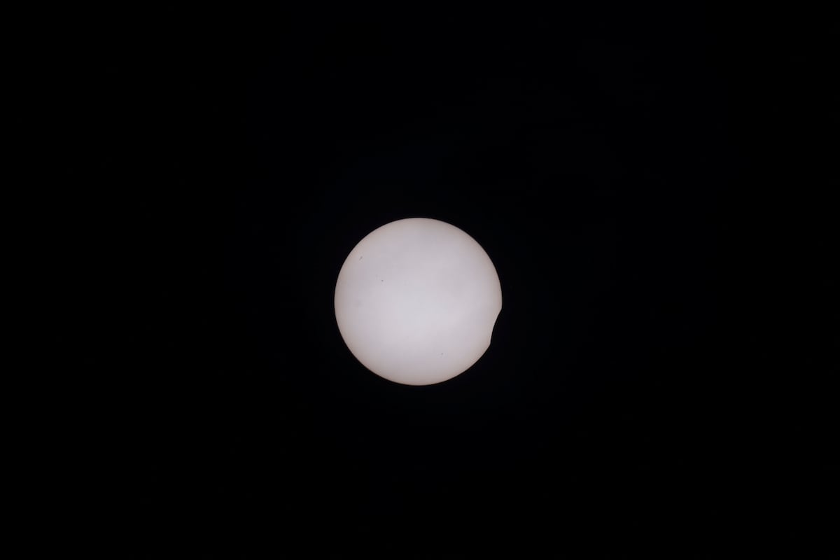 España, que va a ser testigo de un fenómeno histórico, está ya casi cubierta por el eclipse parcial