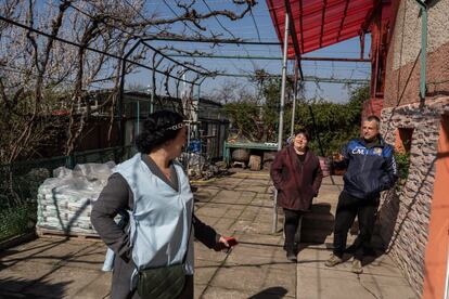 Las brigadas móviles de voluntarios representan una generación de jóvenes ucranios decidida a permanecer en su país. Muchos de ellos se despidieron de sus familias, amigos y parejas que huyeron a países vecinos para sumarse a un movimiento que aúna compromiso y un sentimiento de hermandad. Se conocieron en barrios, refugios, y estaciones a lo largo y ancho del país. “Estamos muy unidos. Cuando alguien baja los brazos, otro nuevo se suma. El cansancio hace mella, pero no vamos a abandonar nuestros puestos”, afirma Olha bajo la mirada de admiración de sus padres.